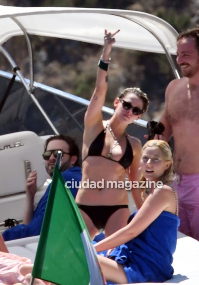 Kristen Stewart, topless en un yate de lujo y ¿reconciliada? con su ex, Stella Maxwell