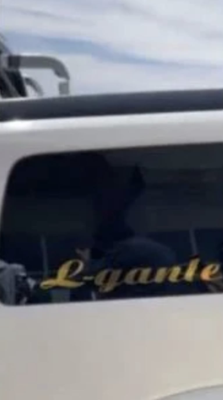 L-Gante fue recibido en Bolivia con una limusina con su nombre: "¡Qué máquina!"