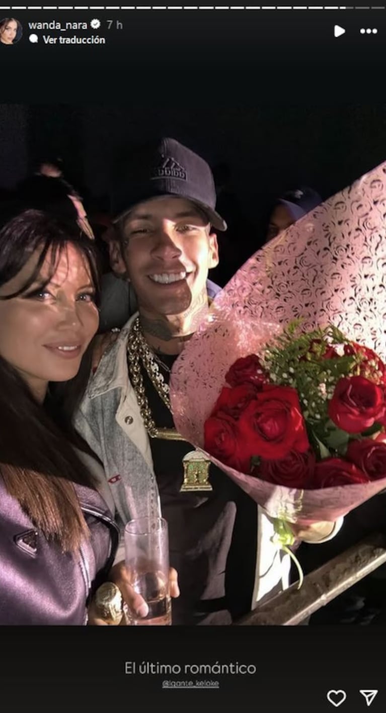 L-Gante sorprendió a Wanda con un ramo de rosas tras su show.