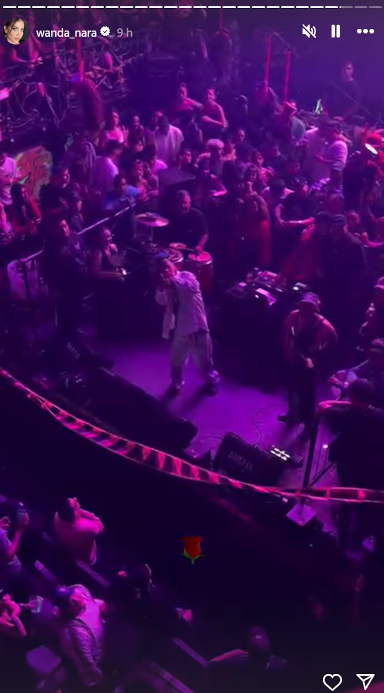 L-Gante sorprendió a Wanda con un ramo de rosas tras su show.