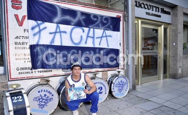 La bandera de Gimnasia acompañó al Facha. (Foto: Jennifer Rubio-Ciudad.com)