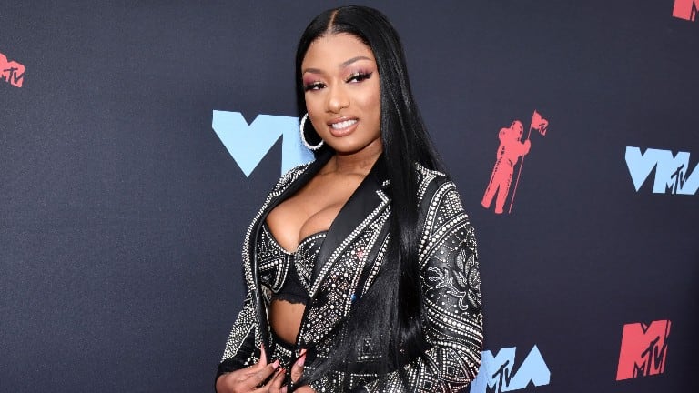 La cantante Megan Thee Stallion afirma que recibió disparos a la salida de una fiesta de Kylie Jenner.  Foto: AP.