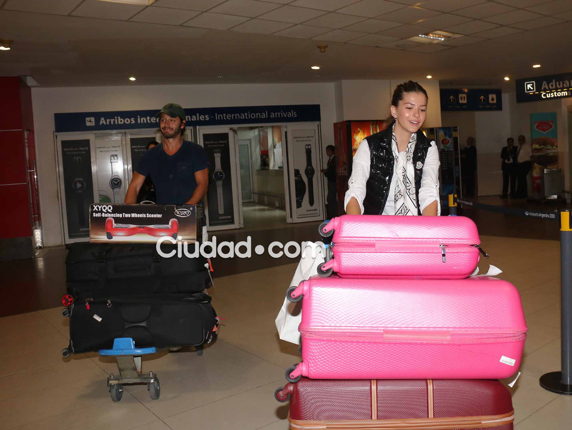 La China Suárez y Benjamín Vicuña regresaron juntos a la Argentina (Foto: Movilpress)