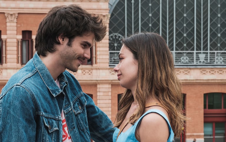 La comedia romántica española de 5 capítulos que es un éxito en Netflix