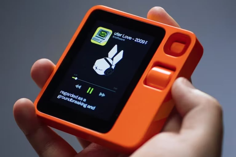 La compañía detrás del asistente de bolsillo rabbit r1 rechazó la afirmación de que este dispositivo sea una aplicación de Android.
