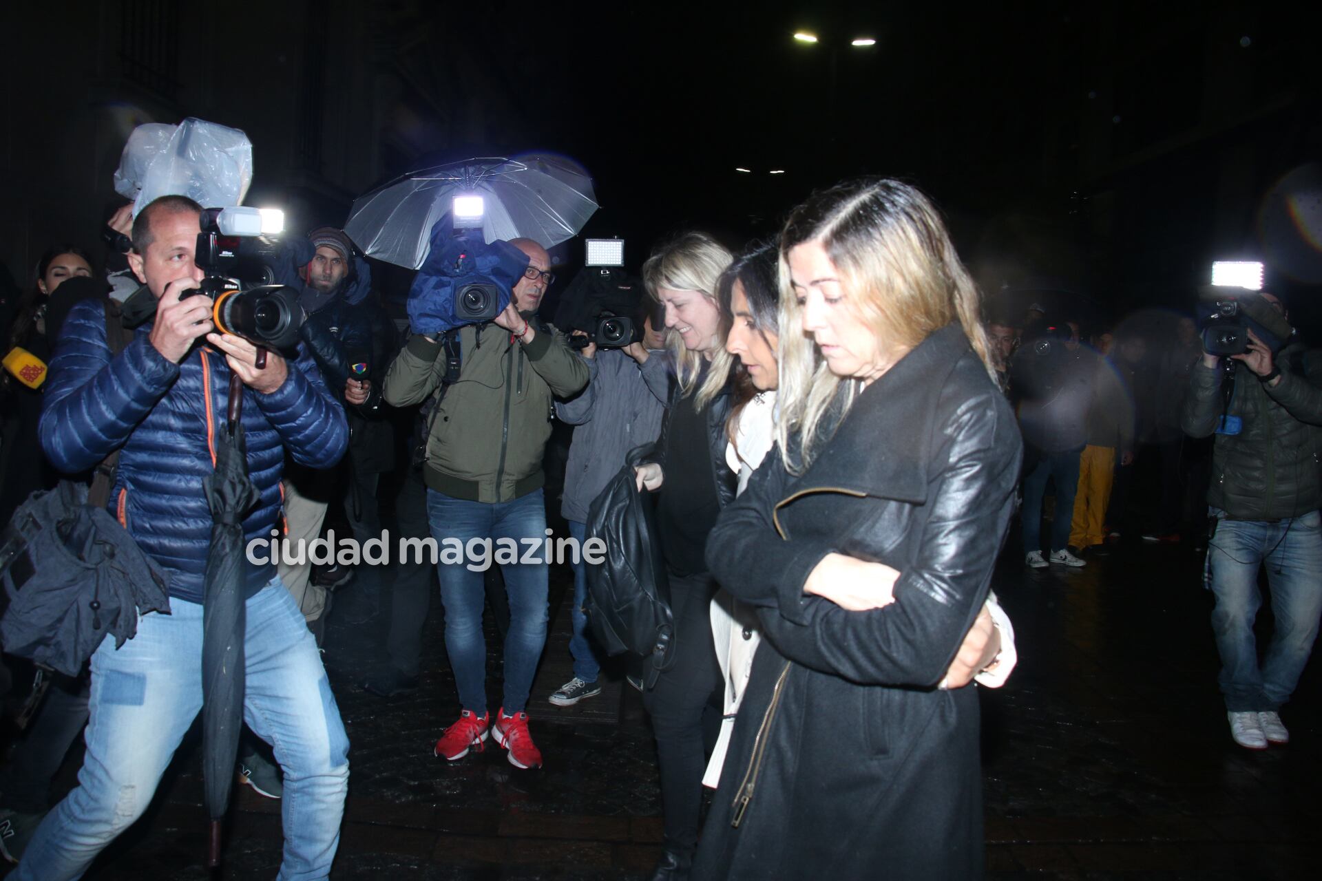 La despedida de los famosos a los restos de Cacho Castaña. Foto: Movilpress