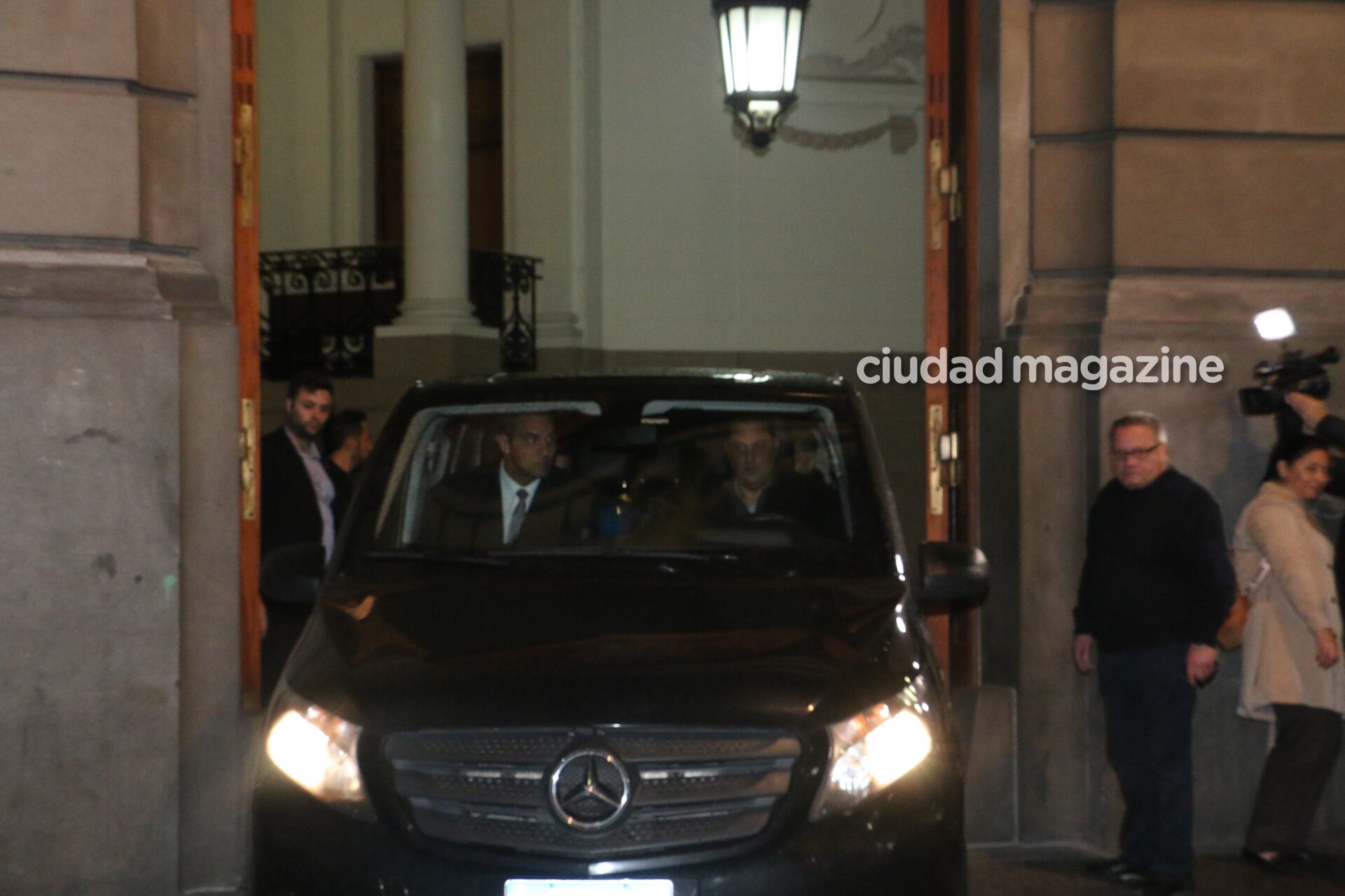 La despedida de los famosos a los restos de Cacho Castaña. Foto: Movilpress