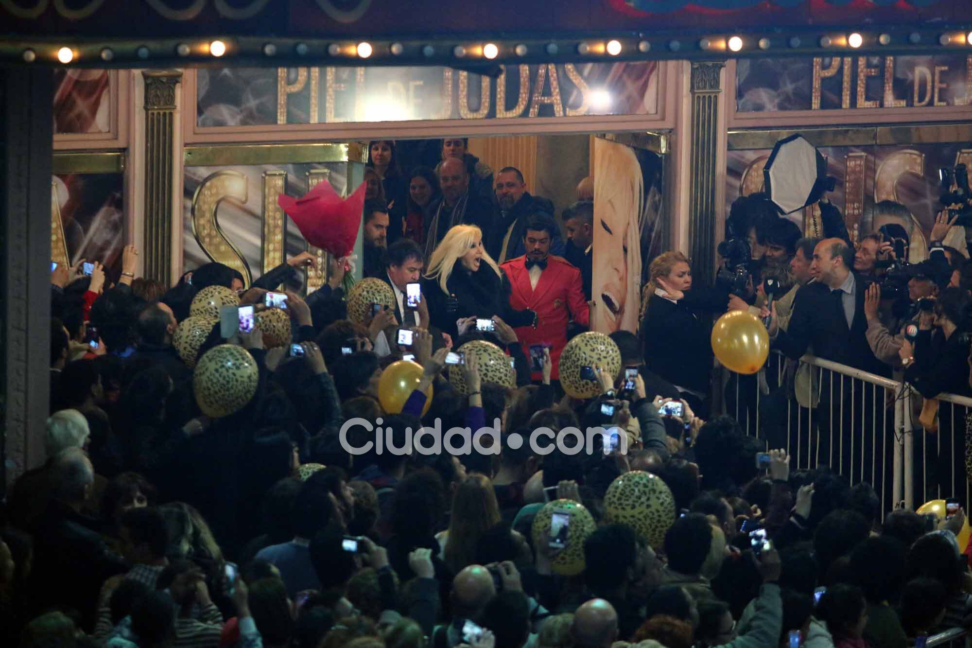 La  despedida de Susana Giménez de la calle Corrientes. (Foto: Movilpress)