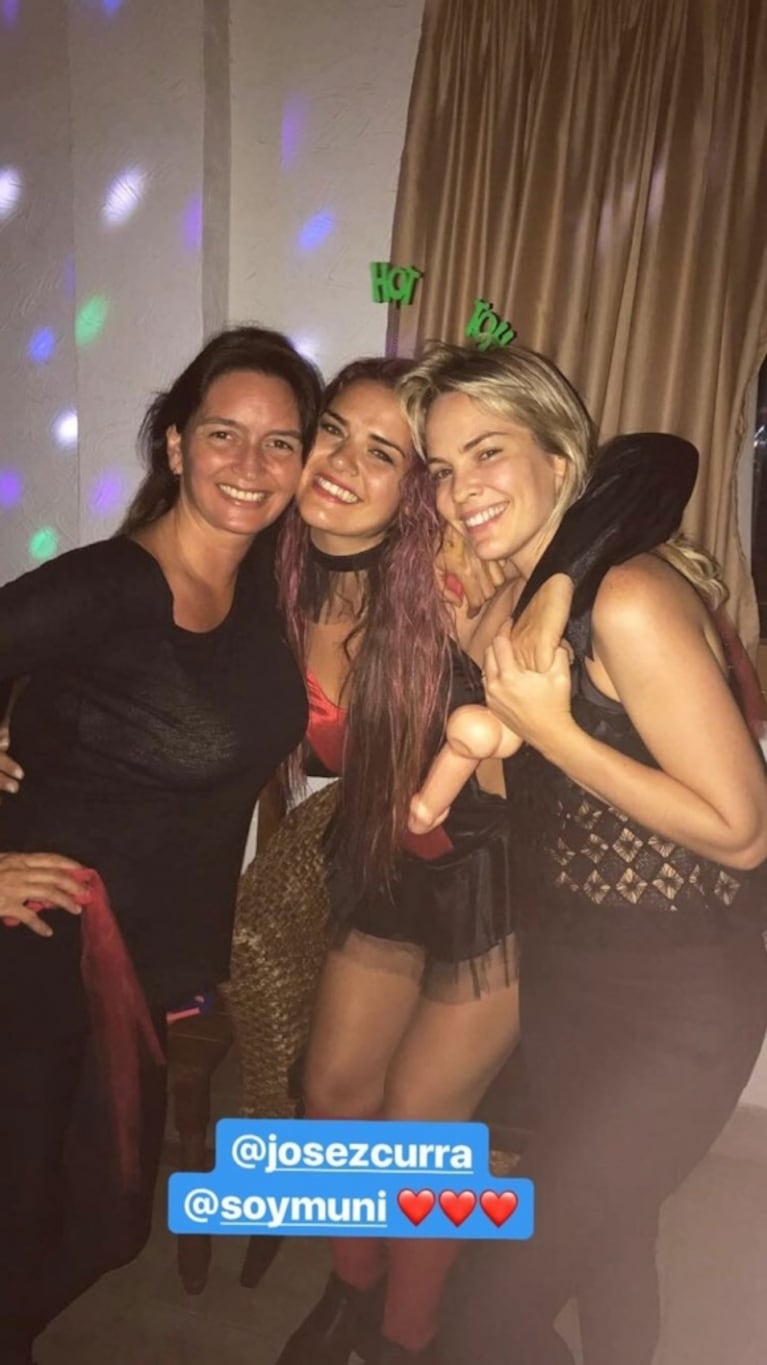 La divertida despedida de soltera de Micaela Vázquez: disfraz sexy, baile bajo la espuma y amigas famosas