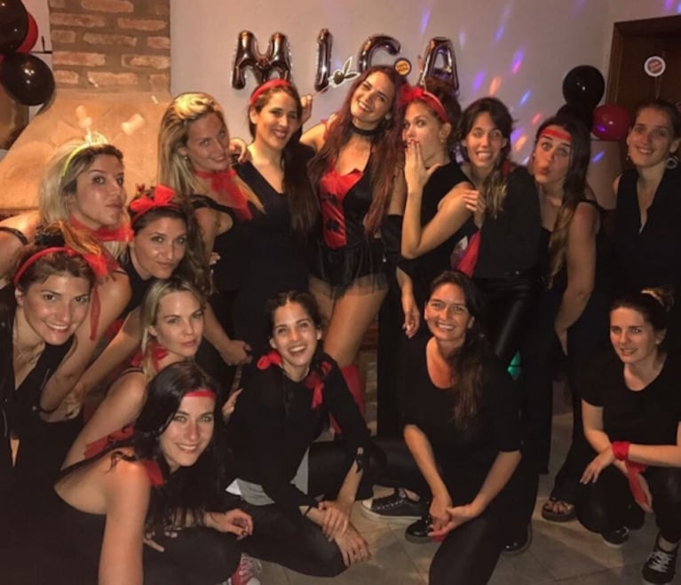 La divertida despedida de soltera de Micaela Vázquez: disfraz sexy, baile bajo la espuma y amigas famosas