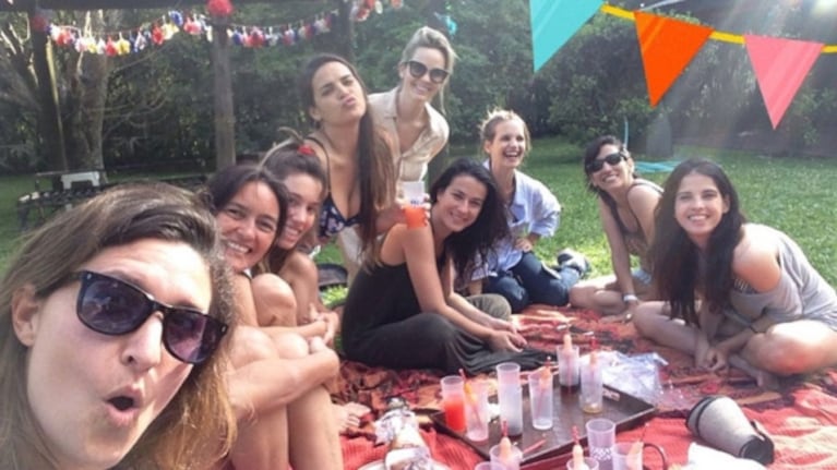 La divertida despedida de soltera de Micaela Vázquez: disfraz sexy, baile bajo la espuma y amigas famosas