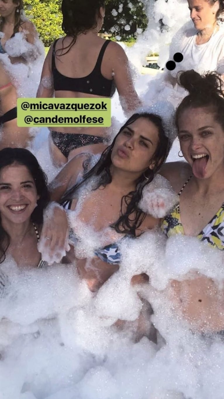 La divertida despedida de soltera de Micaela Vázquez: disfraz sexy, baile bajo la espuma y amigas famosas