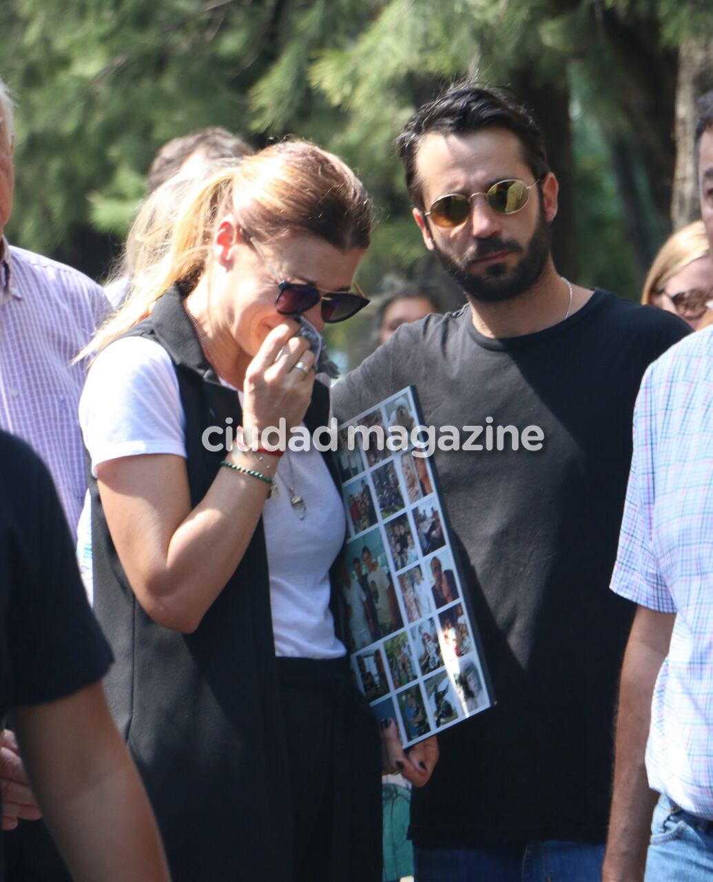 La dolorosa despedida de Eugenia Tobal a su madre en el cementerio de Chacarita. (Foto: Movilpress)