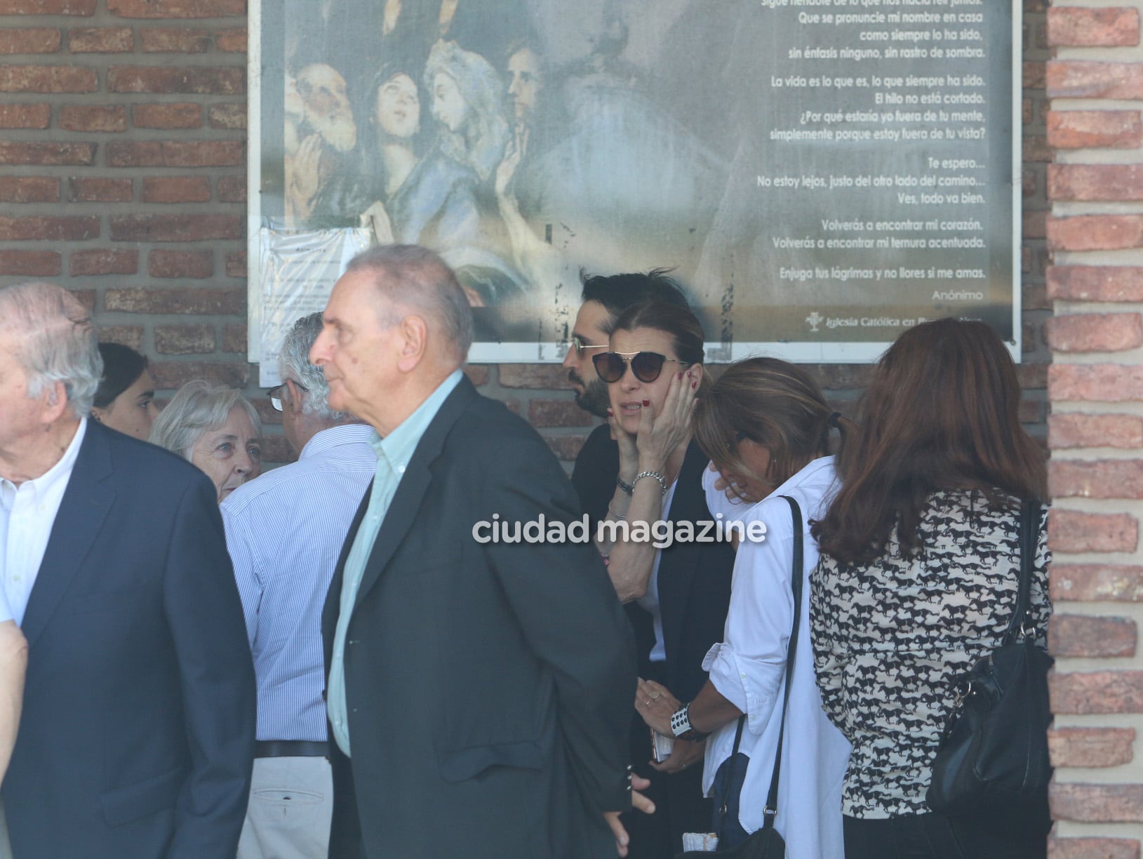 La dolorosa despedida de Eugenia Tobal a su madre en el cementerio de Chacarita. (Foto: Movilpress)