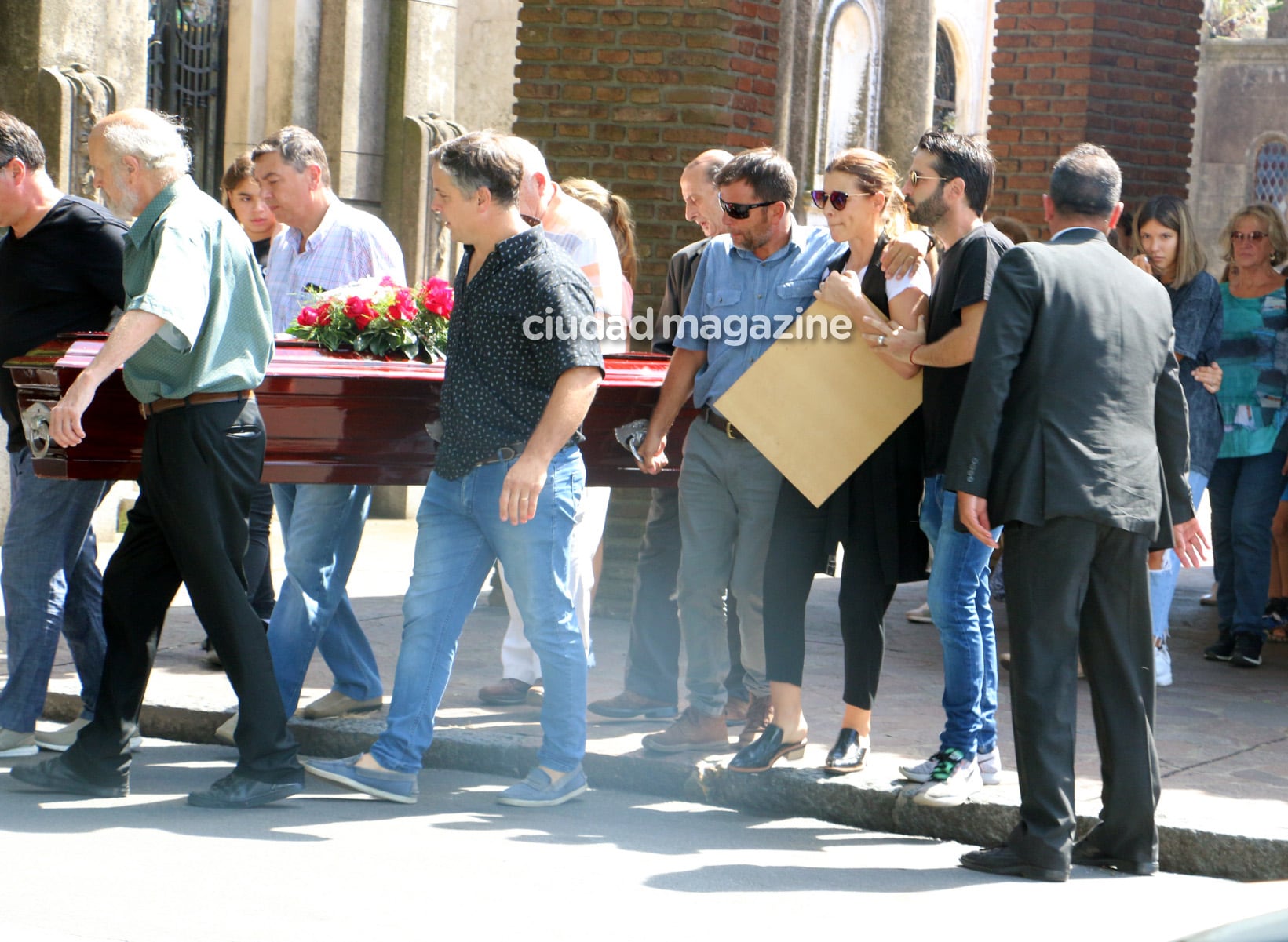 La dolorosa despedida de Eugenia Tobal a su madre en el cementerio de Chacarita. (Foto: Movilpress)