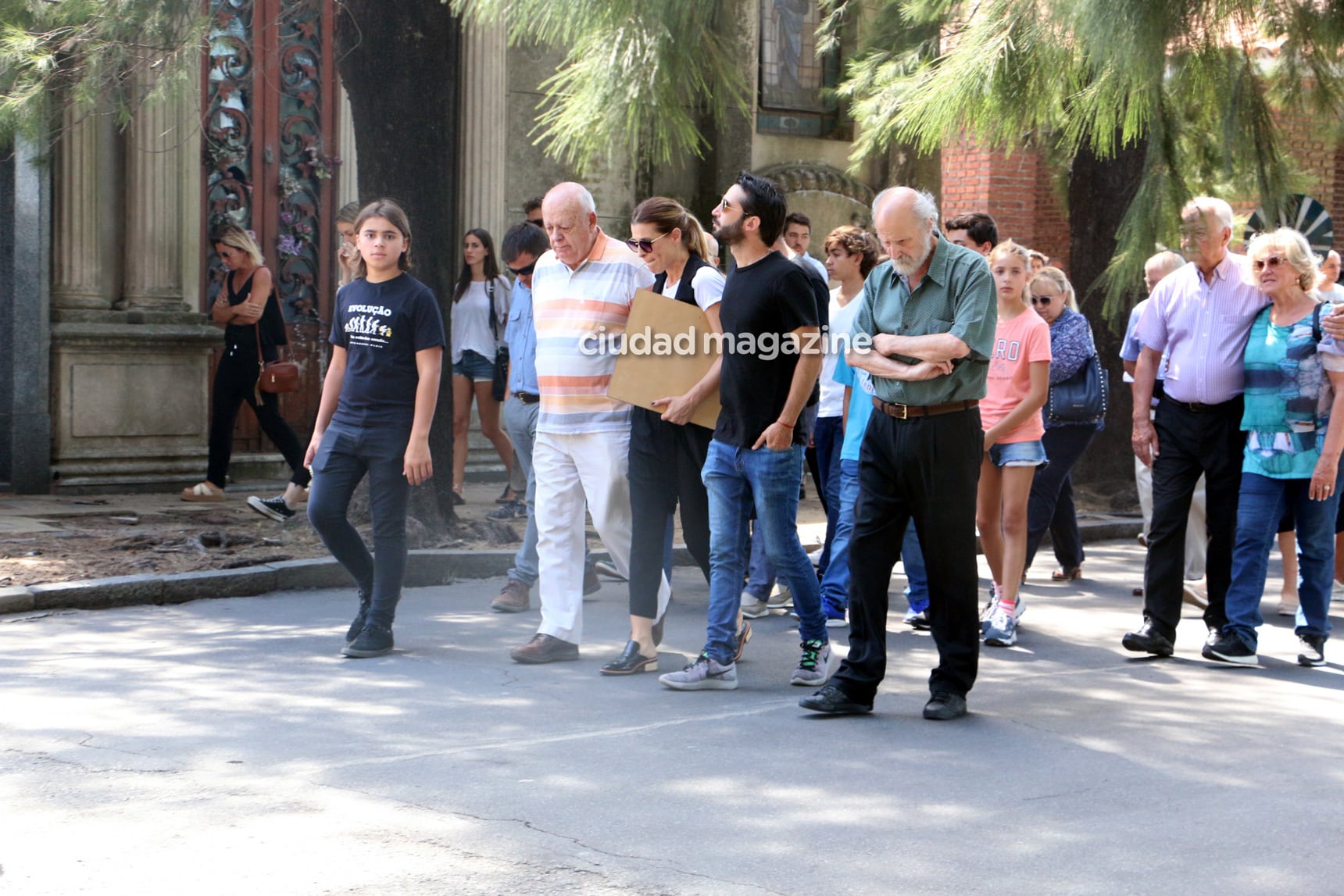 La dolorosa despedida de Eugenia Tobal a su madre en el cementerio de Chacarita. (Foto: Movilpress)