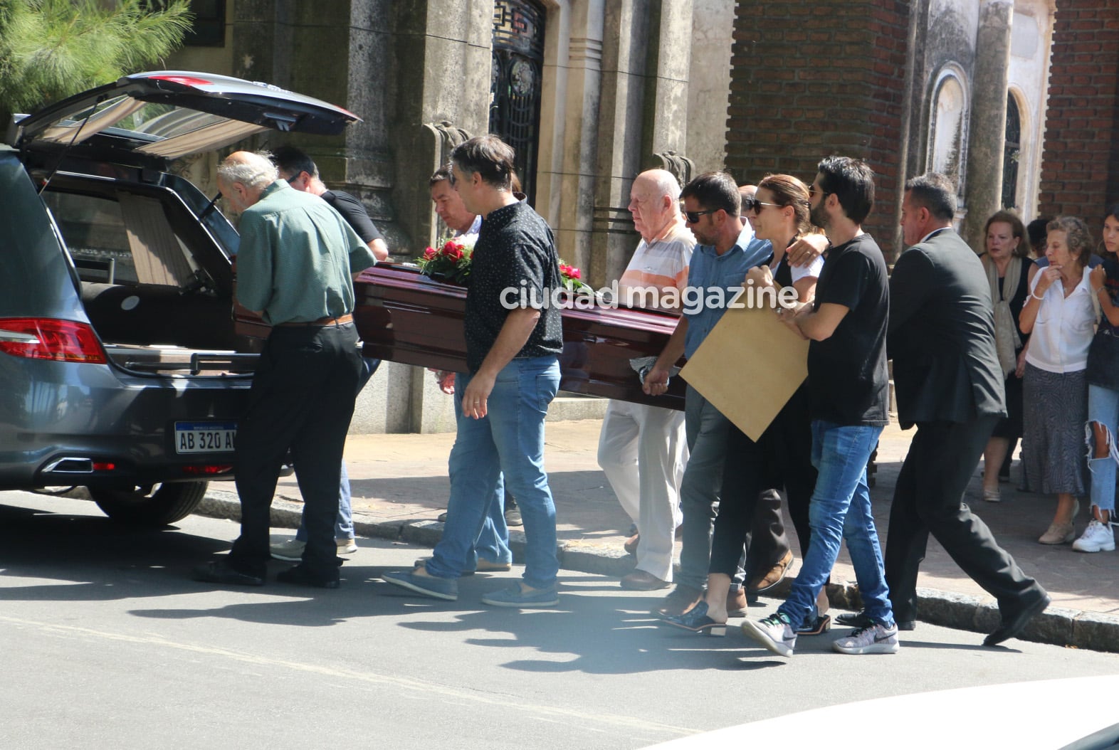 La dolorosa despedida de Eugenia Tobal a su madre en el cementerio de Chacarita. (Foto: Movilpress)