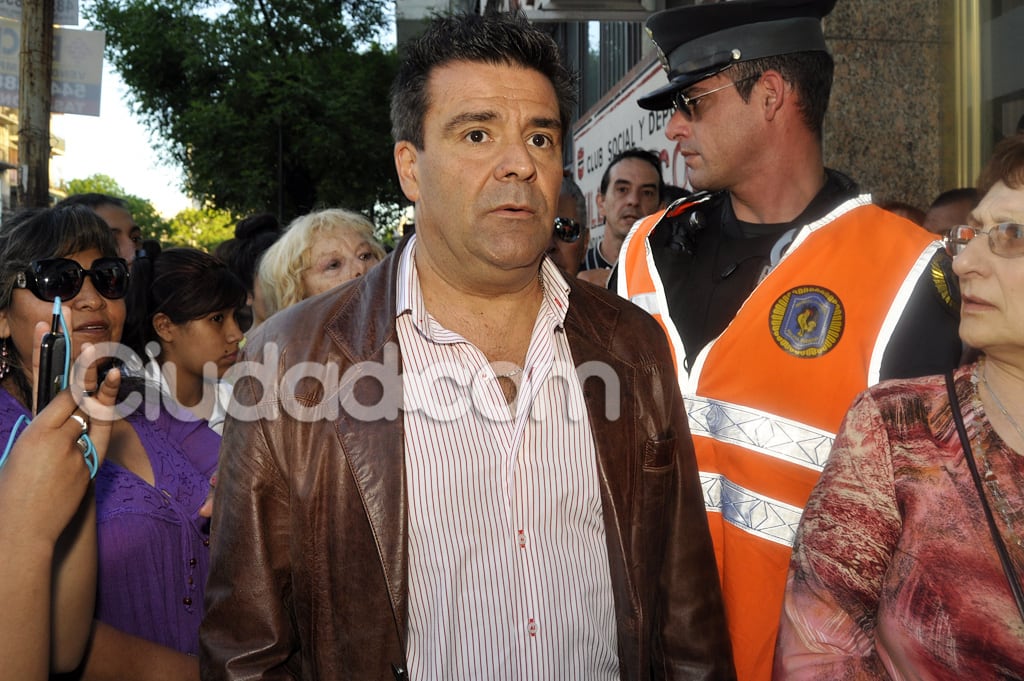 La dolorosa despedida de Juan Carlos Calabró. (Foto: Jennifer Rubio-Ciudad.com)