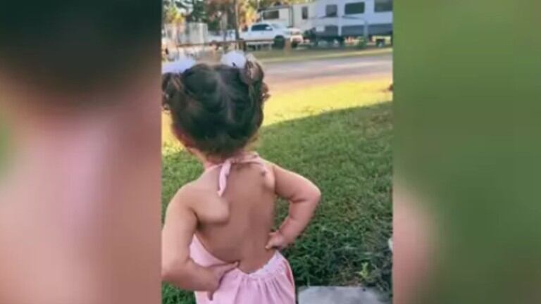 La emoción de una niña pequeña cuando su padre vuelve a casa: corre a abrazarle siempre