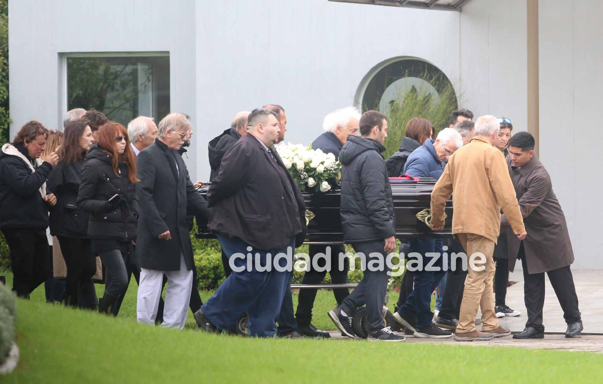 La esposa y los amigos de Cacho Castaña despidieron los restos del cantante. Foto: Movilpress