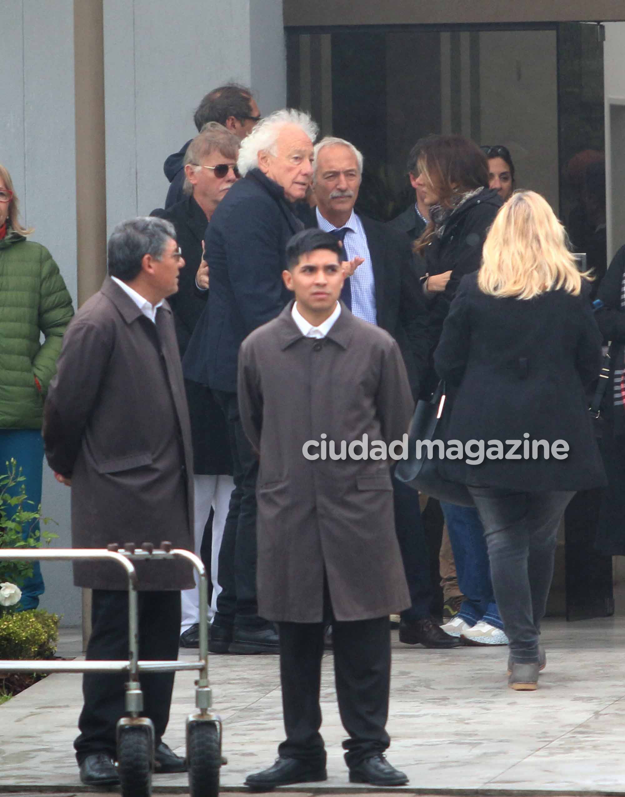 La esposa y los amigos de Cacho Castaña despidieron los restos del cantante. Foto: Movilpress