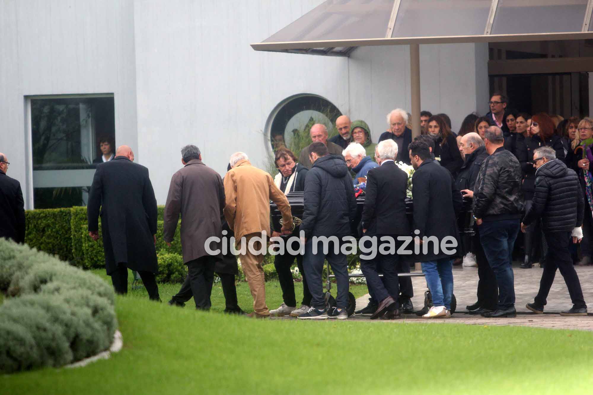 La esposa y los amigos de Cacho Castaña despidieron los restos del cantante. Foto: Movilpress