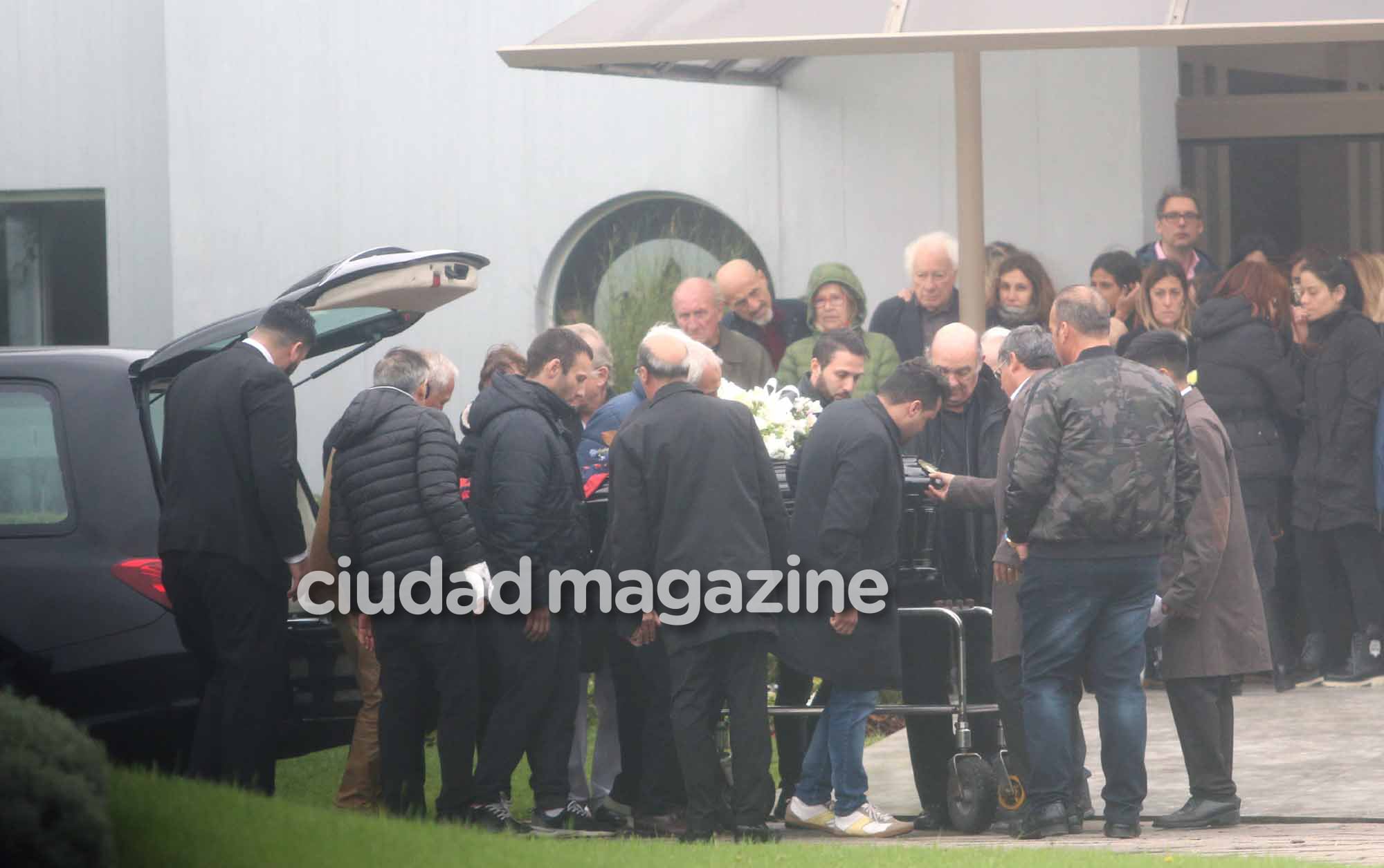 La esposa y los amigos de Cacho Castaña despidieron los restos del cantante. Foto: Movilpress