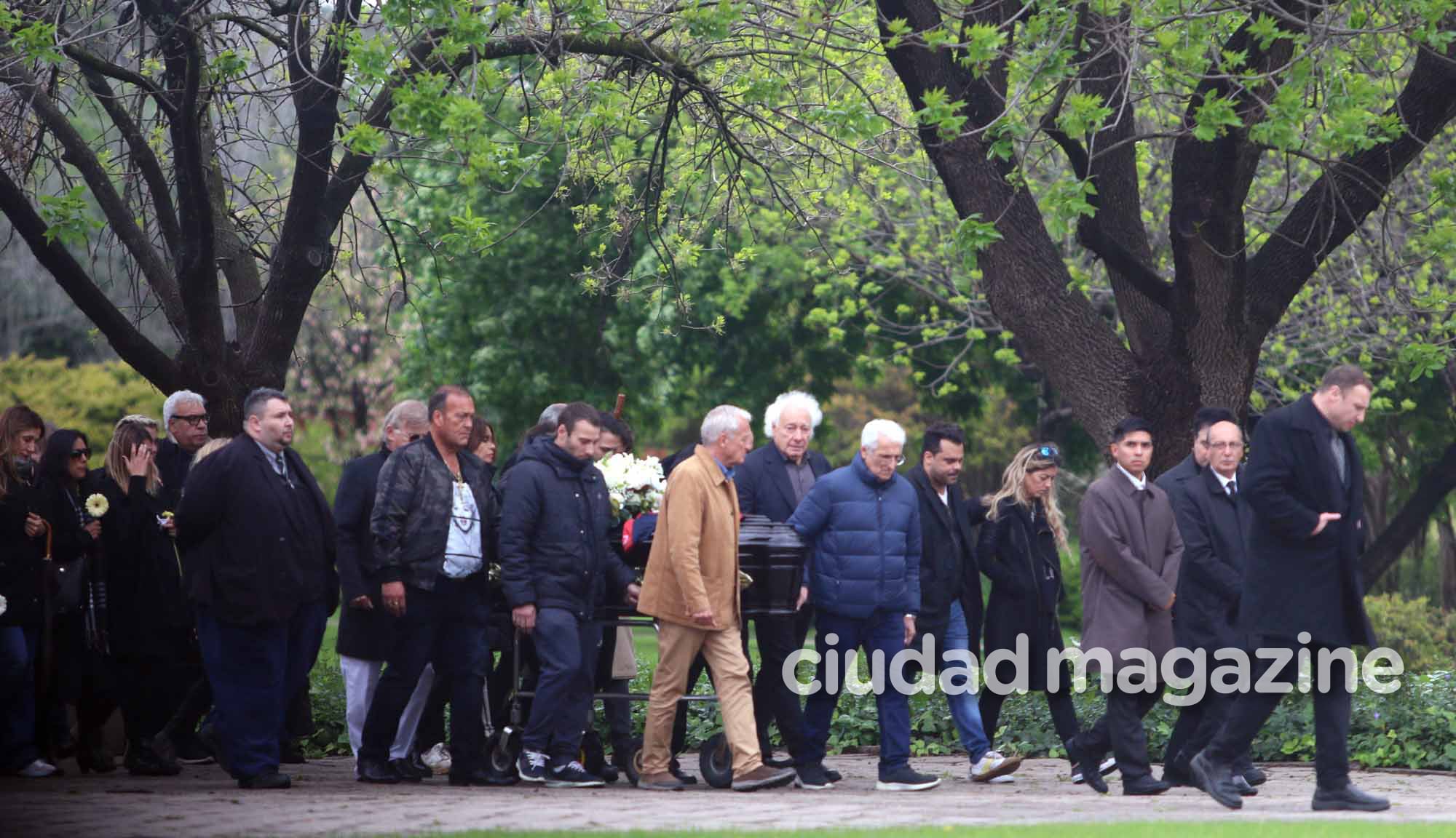 La esposa y los amigos de Cacho Castaña despidieron los restos del cantante. Foto: Movilpress