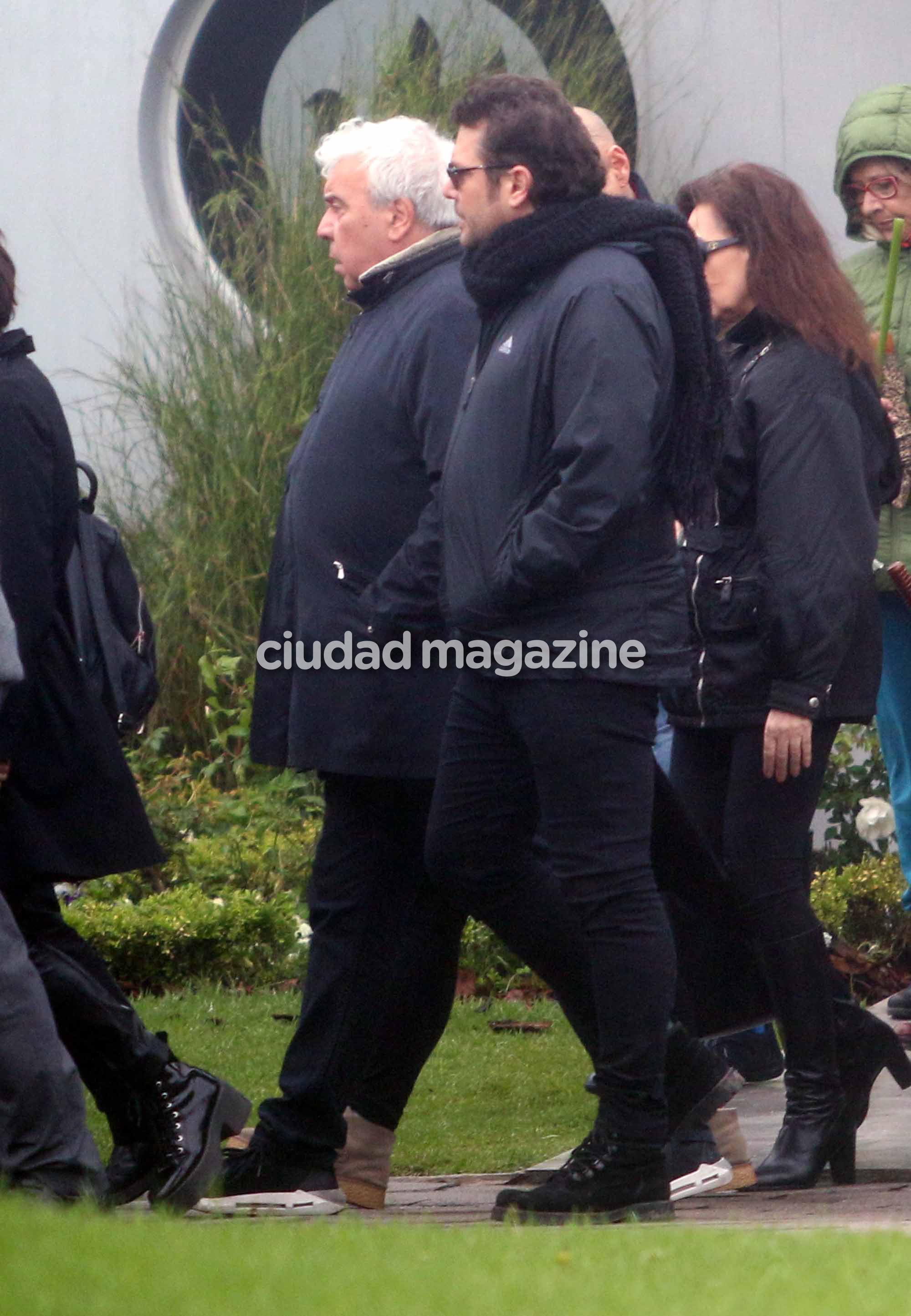 La esposa y los amigos de Cacho Castaña despidieron los restos del cantante. Foto: Movilpress