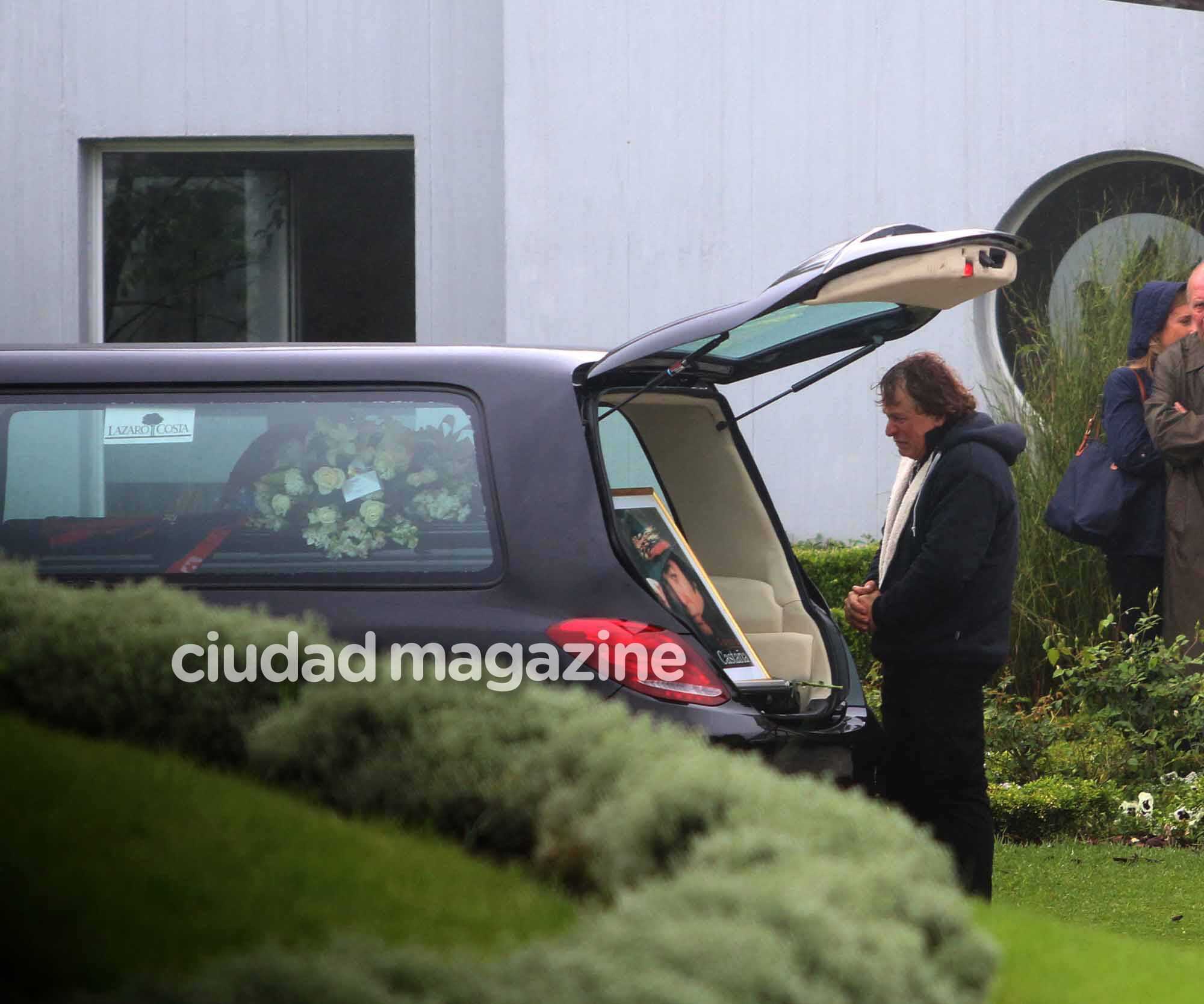 La esposa y los amigos de Cacho Castaña despidieron los restos del cantante. Foto: Movilpress