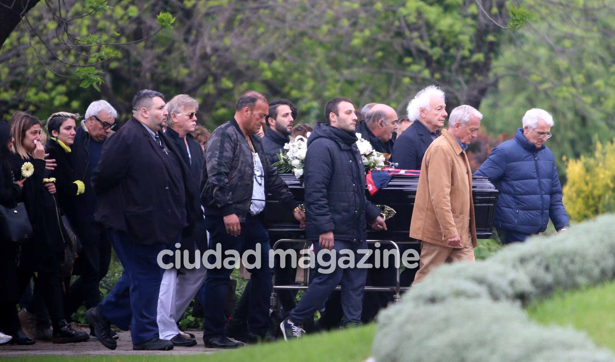 La esposa y los amigos de Cacho Castaña despidieron los restos del cantante. Foto: Movilpress