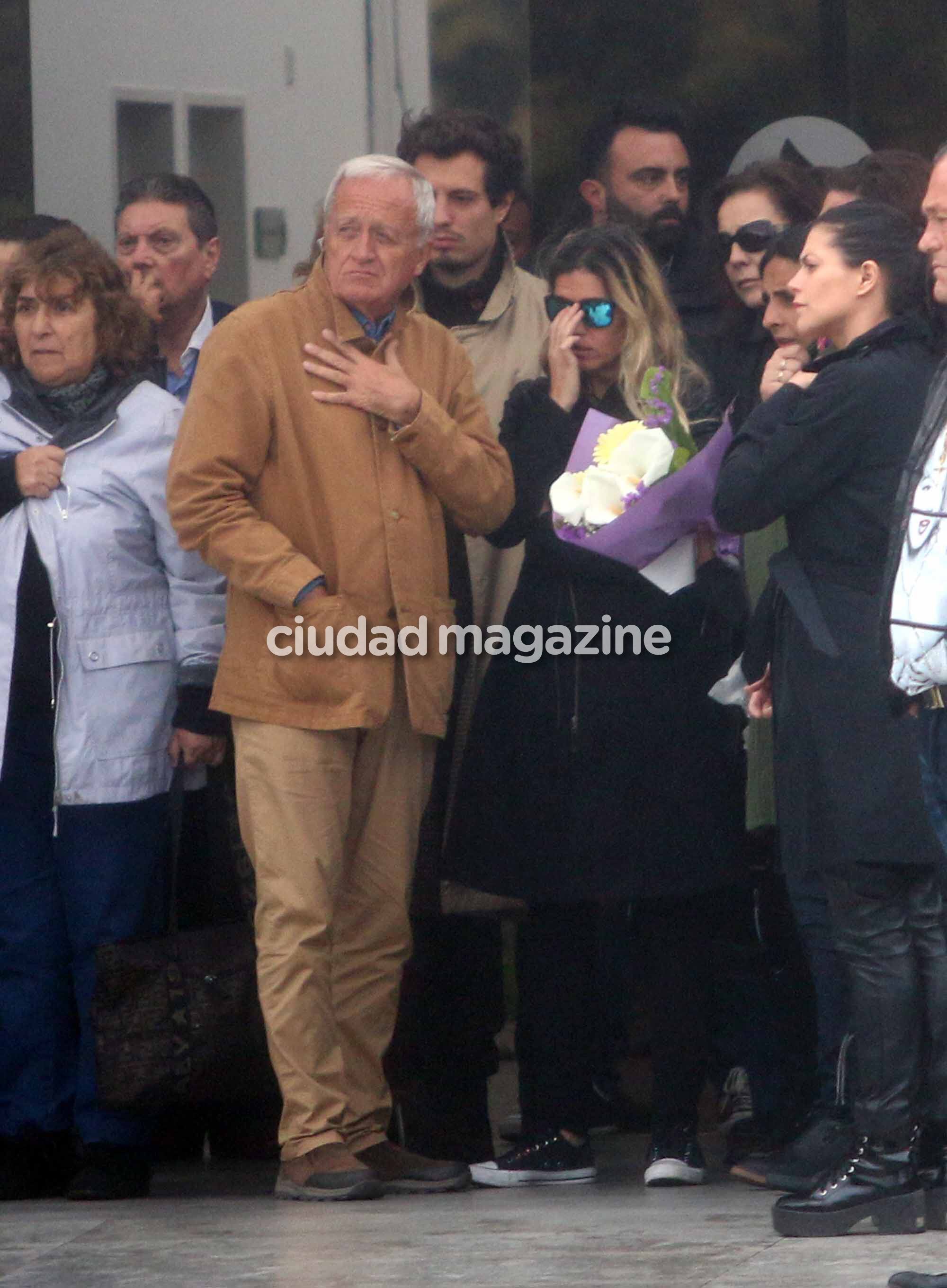 La esposa y los amigos de Cacho Castaña despidieron los restos del cantante. Foto: Movilpress