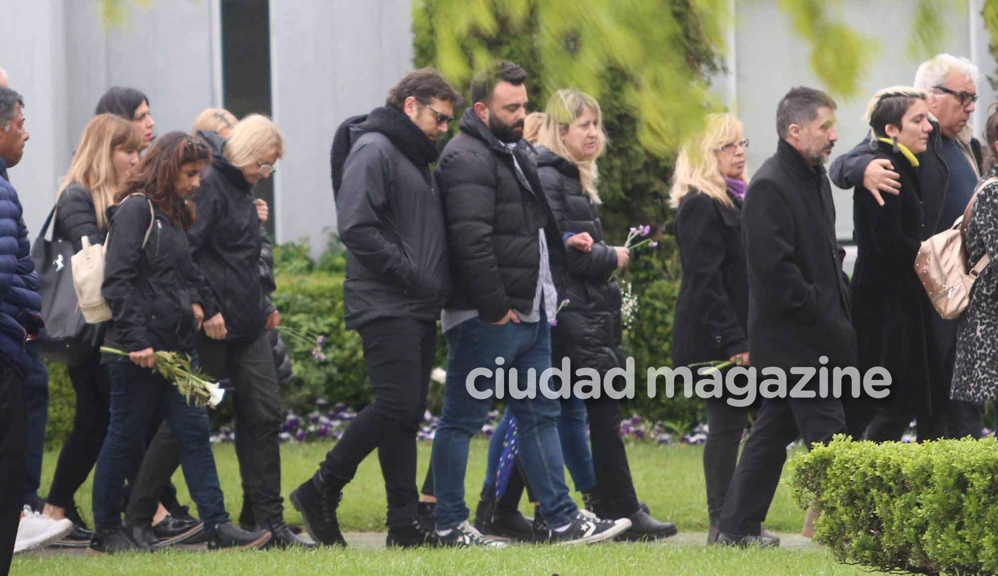 La esposa y los amigos de Cacho Castaña despidieron los restos del cantante. Foto: Movilpress