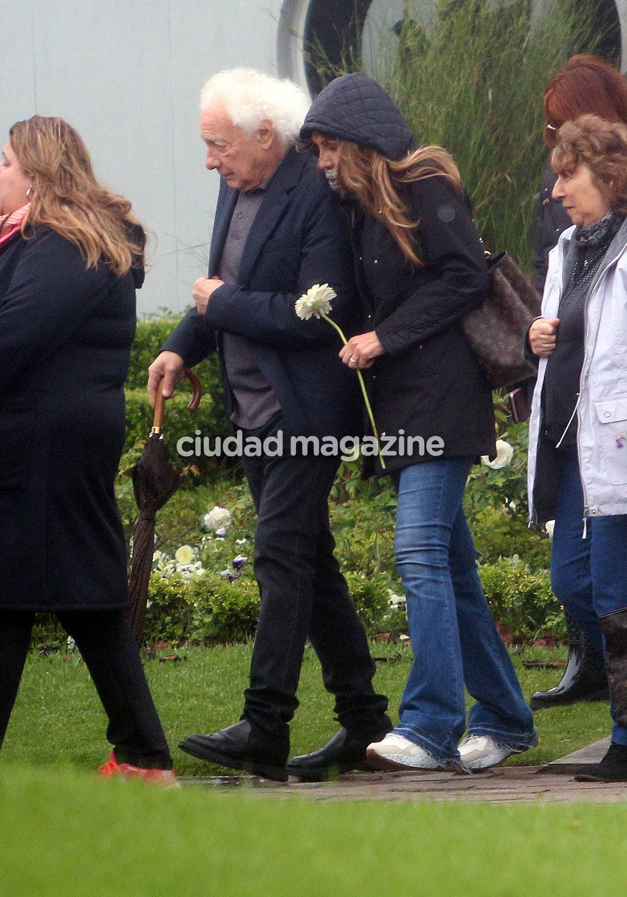 La esposa y los amigos de Cacho Castaña despidieron los restos del cantante. Foto: Movilpress