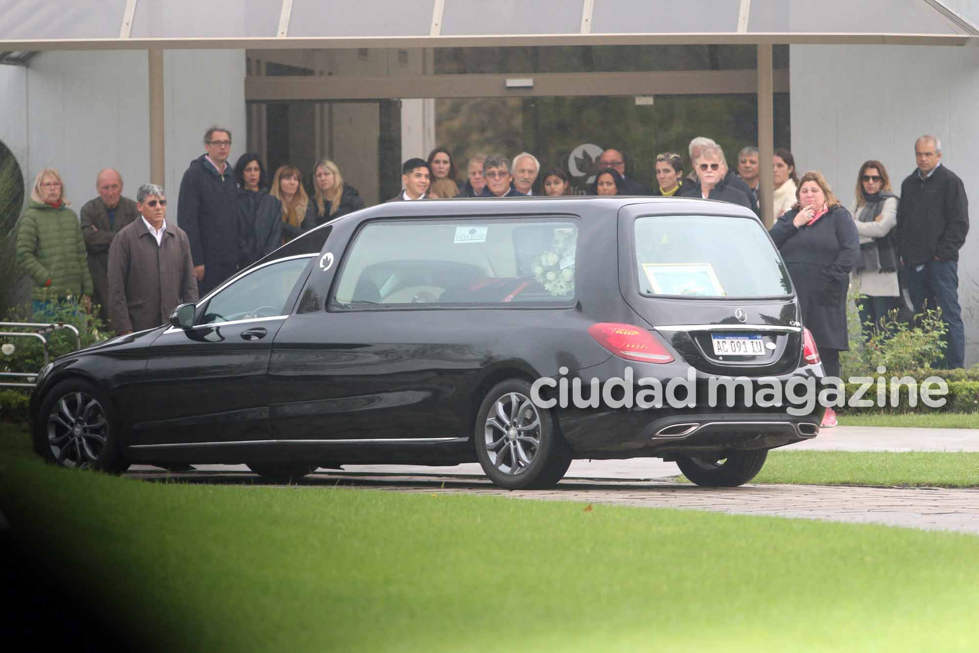 La esposa y los amigos de Cacho Castaña despidieron los restos del cantante. Foto: Movilpress