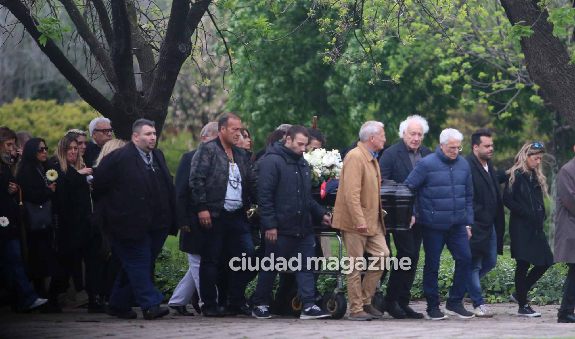 La esposa y los amigos de Cacho Castaña despidieron los restos del cantante. Foto: Movilpress