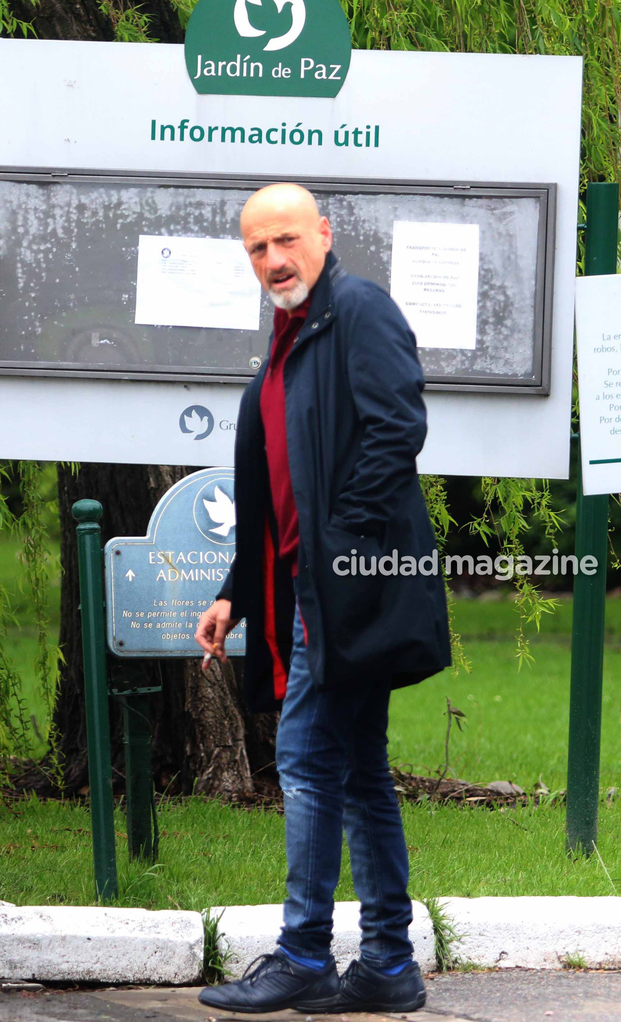 La esposa y los amigos de Cacho Castaña despidieron los restos del cantante. Foto: Movilpress