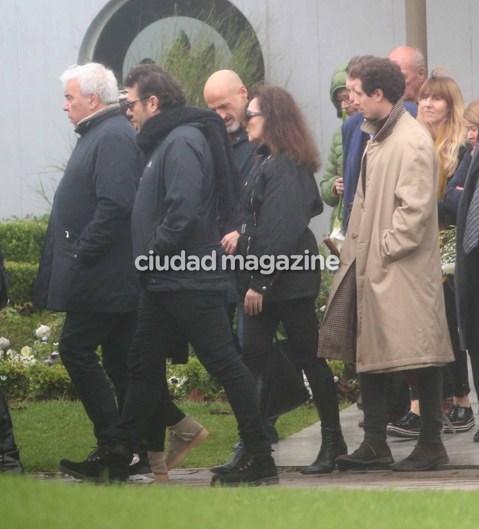 La esposa y los amigos de Cacho Castaña despidieron los restos del cantante. Foto: Movilpress