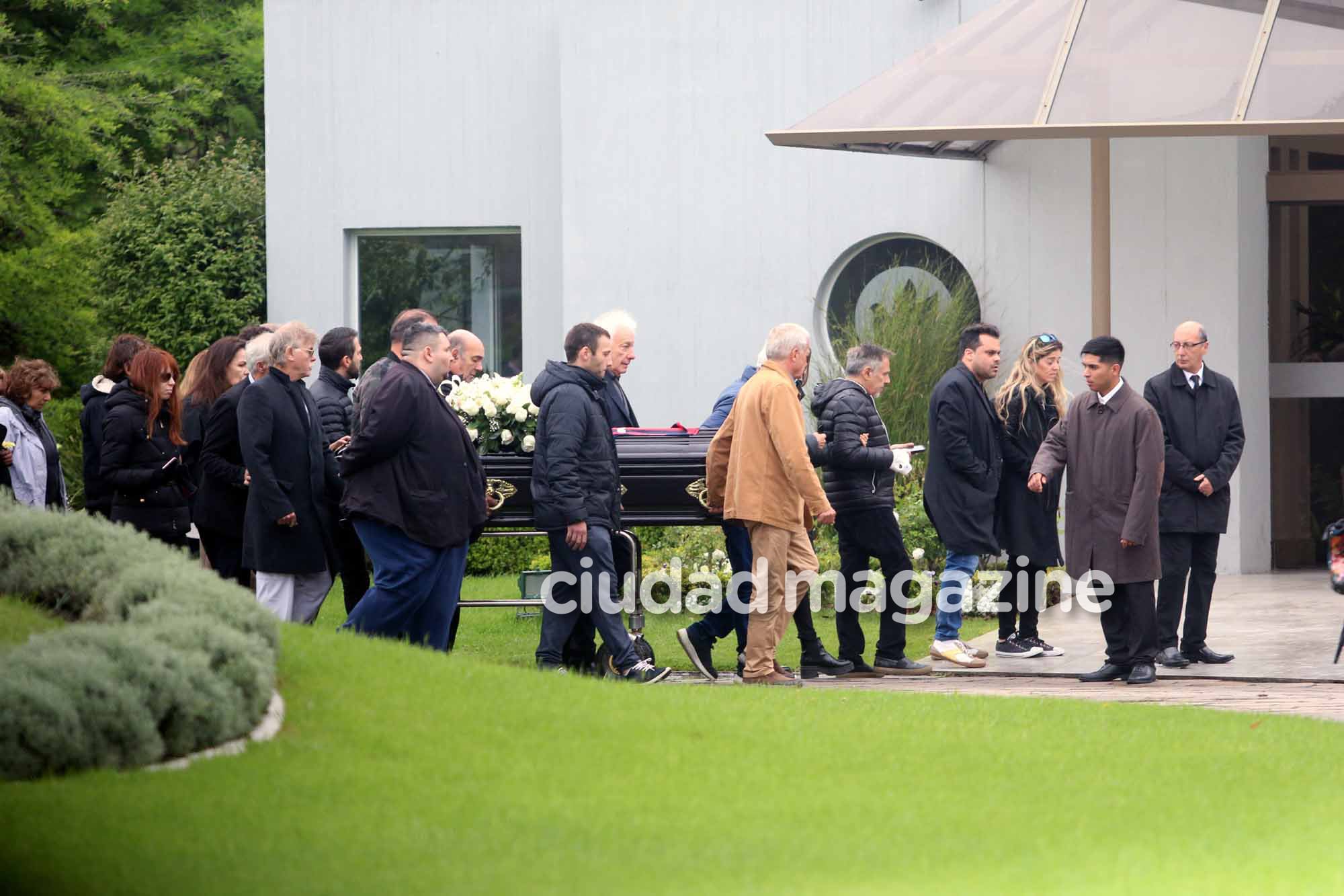 La esposa y los amigos de Cacho Castaña despidieron los restos del cantante. Foto: Movilpress