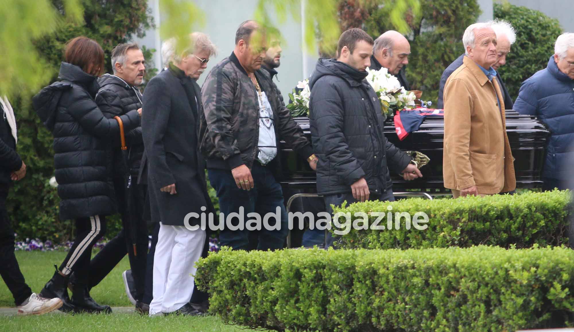 La esposa y los amigos de Cacho Castaña despidieron los restos del cantante. Foto: Movilpress