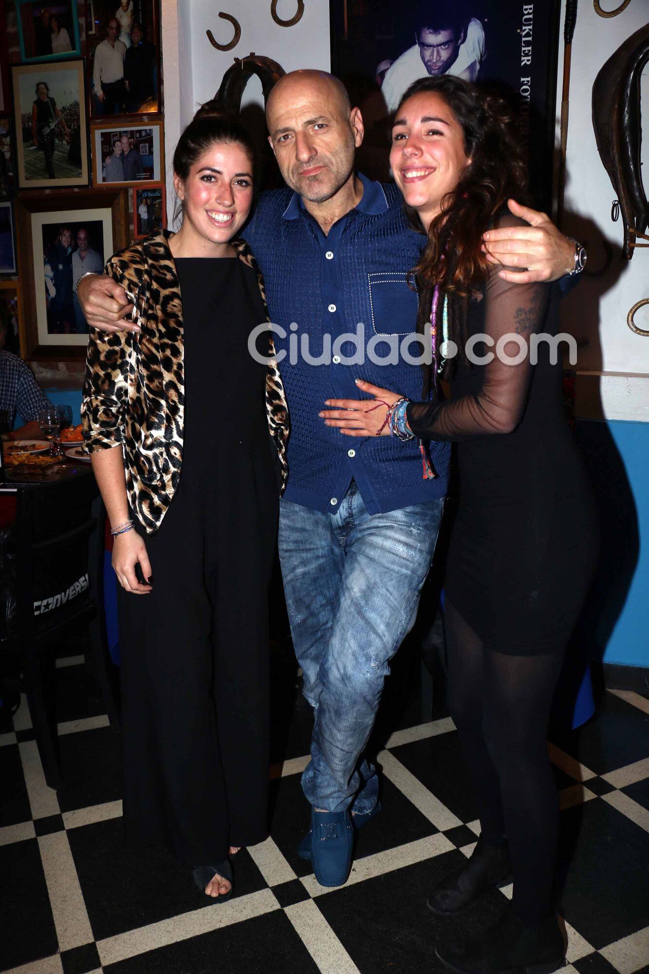 La familia de Gerardo Sofovich, feliz por el regreso de El Champán las pone Mimosas (Fotos: Movilpress). 