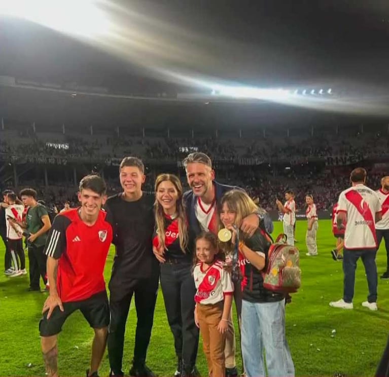 La familia de Martín Demichelis y Evangelina Anderson  (Foto: captura América TV)