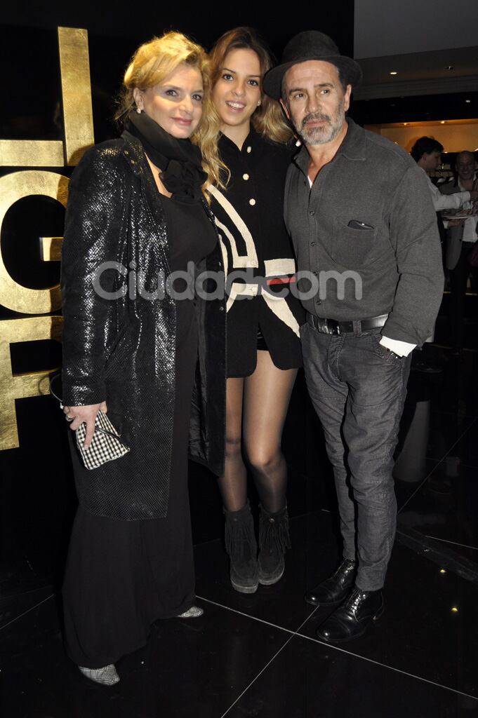 La familia de Osvaldo Laport, Viviana Sáez y Jazmín en el evento de Liguria. (Foto: Jennifer Rubio-Ciudad.com)