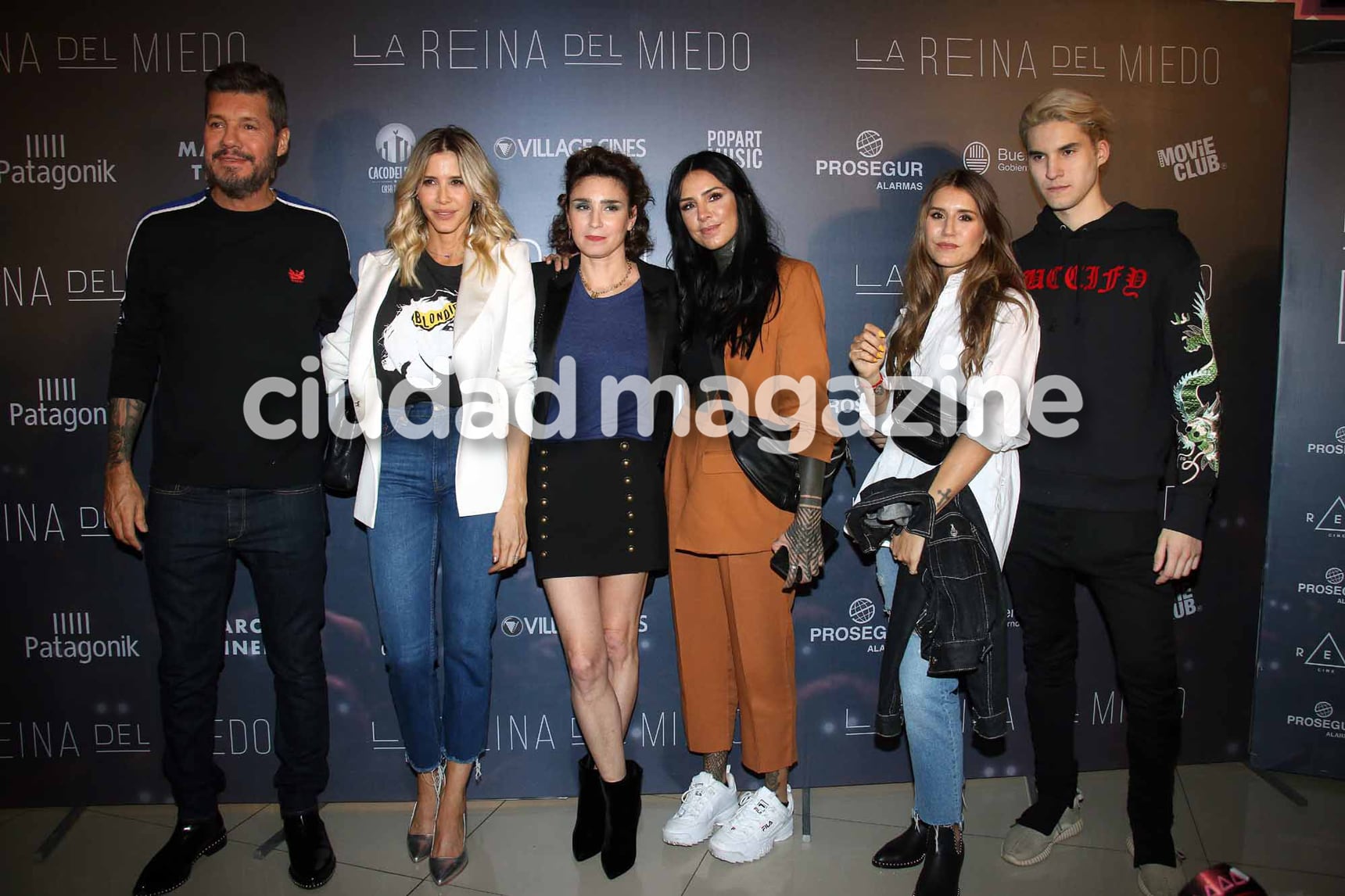 La familia Tinelli y Valeria Bertuccelli en la avant premier de La Reina del Miedo. (Foto: Movilpress)