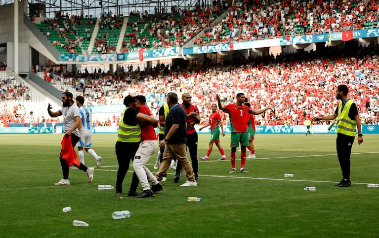 La férrea seguridad de los Juegos Olímpicos no pudo contener la invasión de cancha en el partido Argentina-Marruecos. (Foto REUTERS/Thaier Al-Sudani)