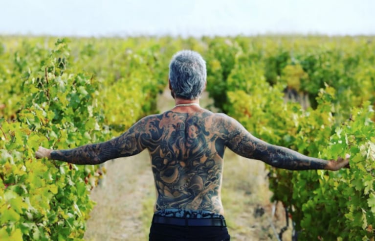 La foto artística de Marcelo Tinelli en Mendoza: tatuajes al sol y viñedos