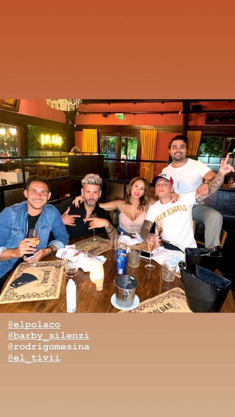 La foto de Barby Silenzi abrazando al Polaco en una salida con amigos, a dos semanas de separarse