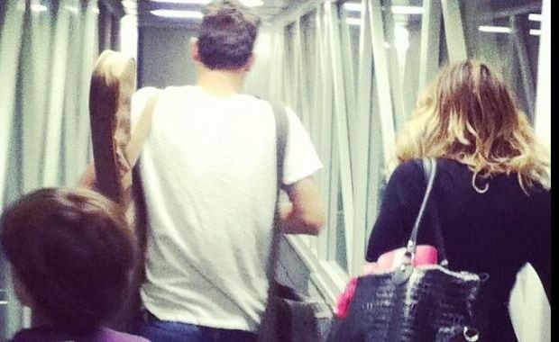 La foto de Celeste Cid y Chano embarcando que las fans publicaron en Twitter (Foto: @Fan_CelesCid)