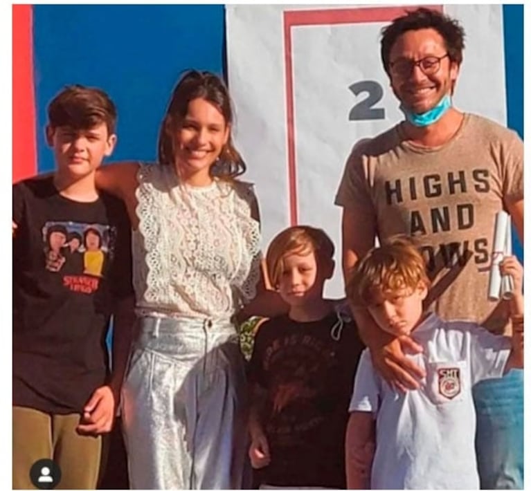 La foto familiar de Pampita y Benjamín Vicuña en el egreso de su hijo Benicio, junto a Bautista y Beltrán