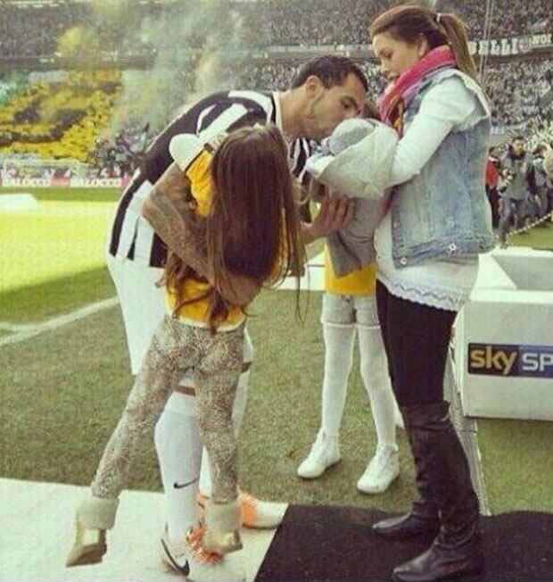  La foto más tierna de Carlos Tevez: Lito Junior fue a ver jugar a su padre por primera vez. (Foto: @carlitos3210)